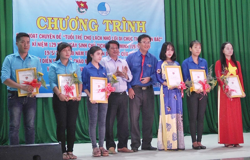 Tuyên dương 6 gương thanh niên tiên tiến Học tập và làm theo lời Bác.