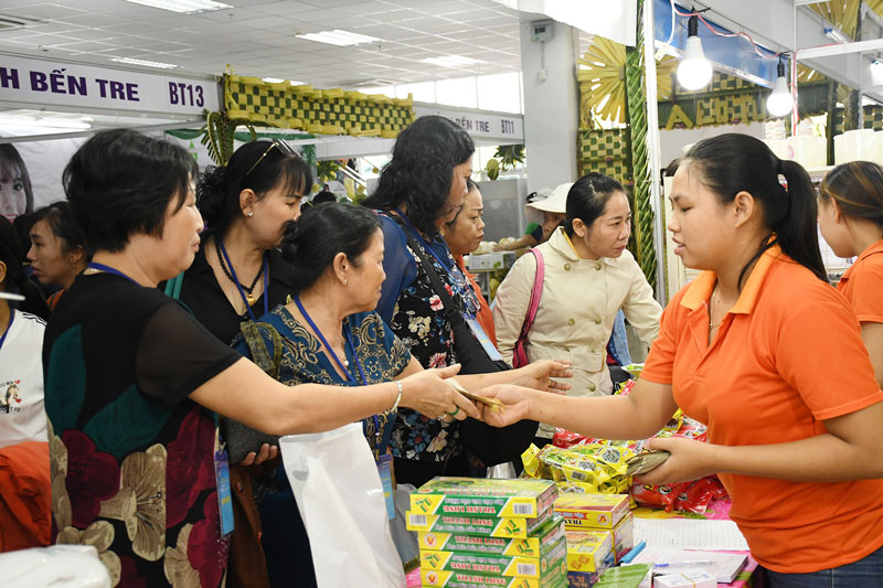 Giới thiệu sản phẩm đặc sản Bến Tre tại Hội chợ kết nối giao thương TP. Hồ Chí Minh - Bến Tre.  Ảnh: H. Hiệp