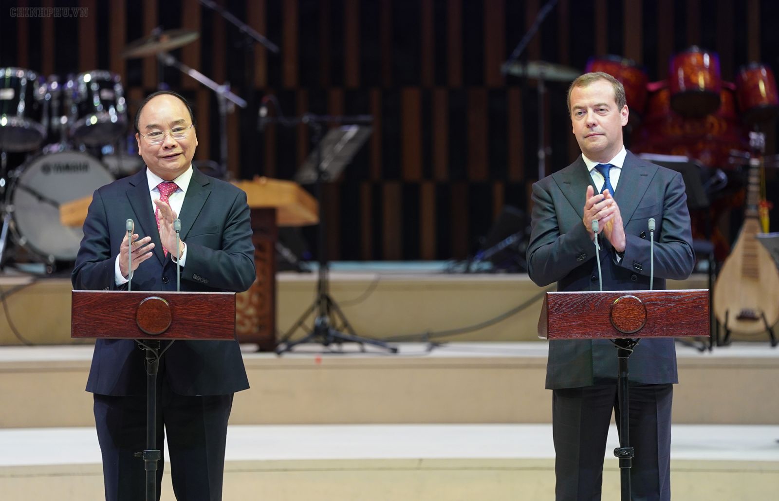Thủ tướng Nguyễn Xuân Phúc và Thủ tướng Nga D.A. Medvedev dự lễ khai mạc Năm chéo Việt - Nga. Ảnh: VGP/Quang Hiếu