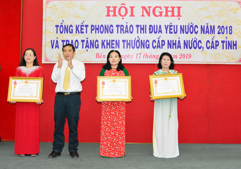 Đại diện Trường Tiểu học Bến Tre (thứ hai, từ phải sang) nhận Huân chương Lao động hạng Nhất. Ảnh: Hiếu Trịnh