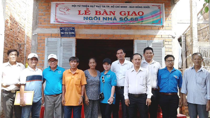 Đại biểu chụp ảnh lưu niệm với gia đình ông Hồ Văn Danh.