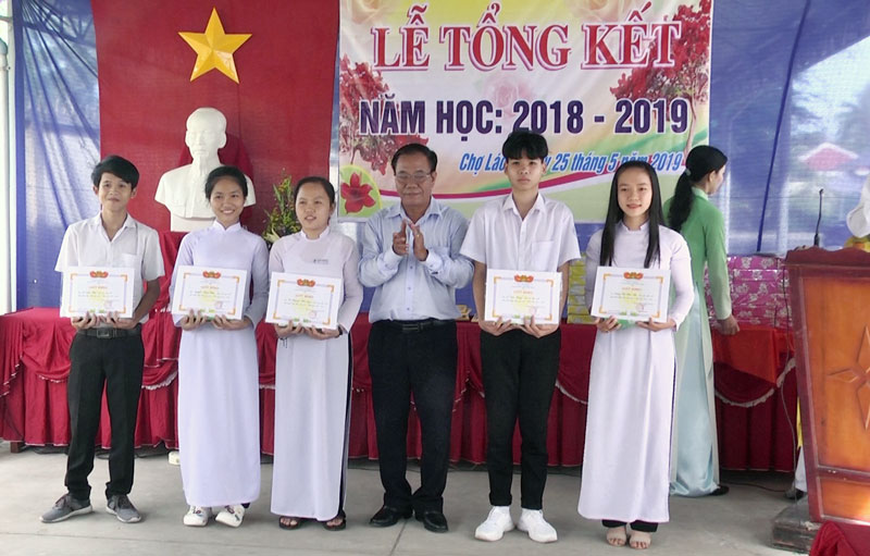 Ông Phạm Hoàng Hiệp trao thưởng cho các học viên. Ảnh: Ngọc Lãm