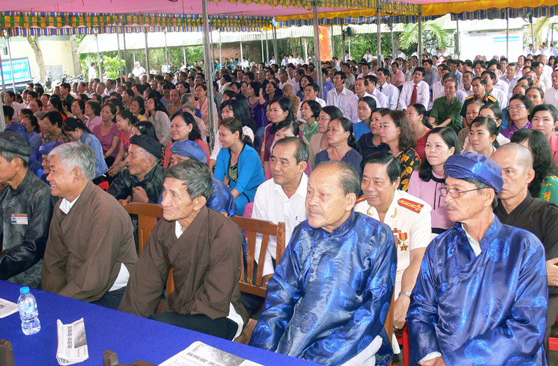 Đông đảo người dân xã Vĩnh Bình tham dự lễ công nhận xã đạt chuẩn nông thôn mới. Ảnh: Hữu Hiệp