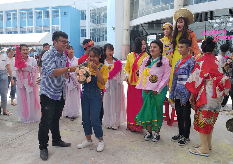 Các em học sinh tham gia thi hóa trang tại chương trình.