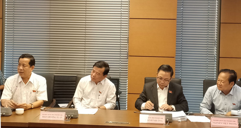 Đại biểu Đặng Thuần Phong (bìa trái) tại phiên thảo luận.