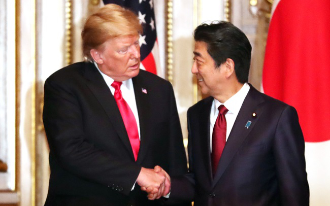 Ông Trump bắt tay ông Abe. Ảnh: Getty