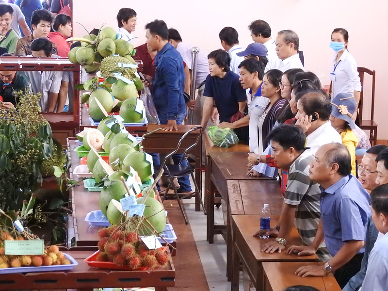 Du khách tham quan trưng bày trái cây ngon và nông sản tại Lễ hội Cây, trái ngon – an toàn năm 2018.