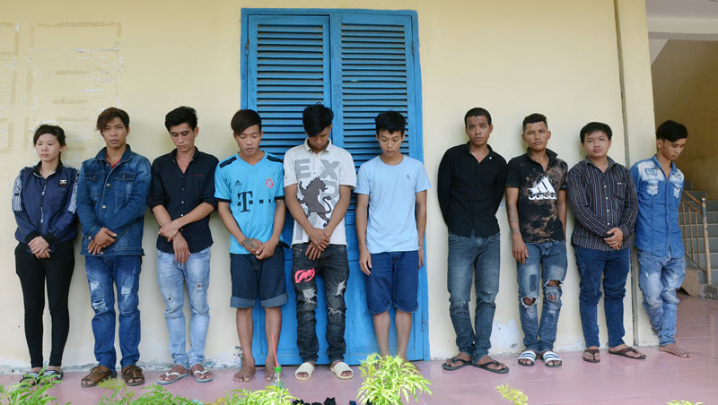 Bắt nhóm đối tượng sử dụng trái phép chất ma túy và tàng trữ súng điện Nhóm đối tượng sử dụng ma túy và tàng trữ súng điện. Ảnh: CTV