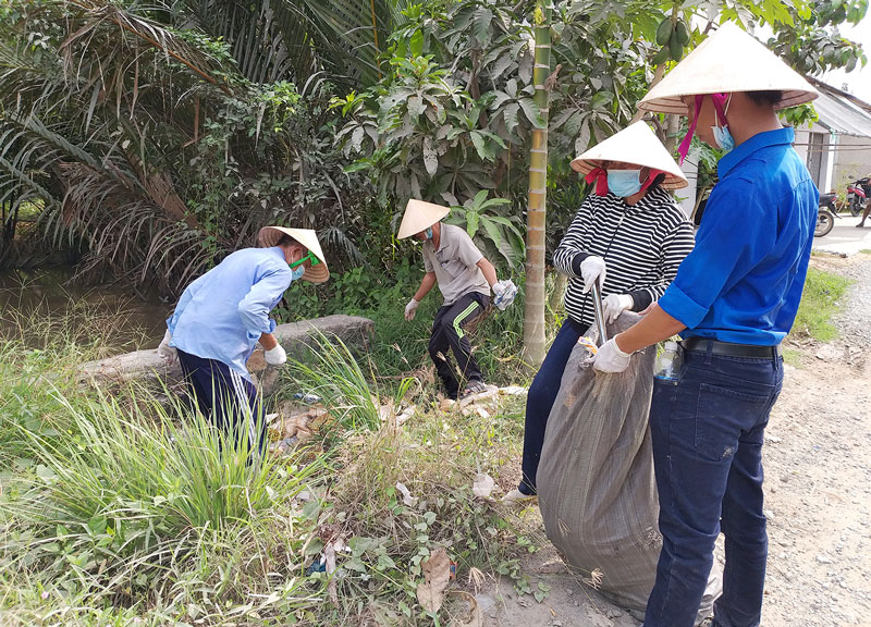 Du lịch xanh bảo vệ môi trường Người dân, đoàn viên, thanh niên cùng tham gia hoạt động dọn rác với nhân viên điểm du lịch Mango Home Riverside.