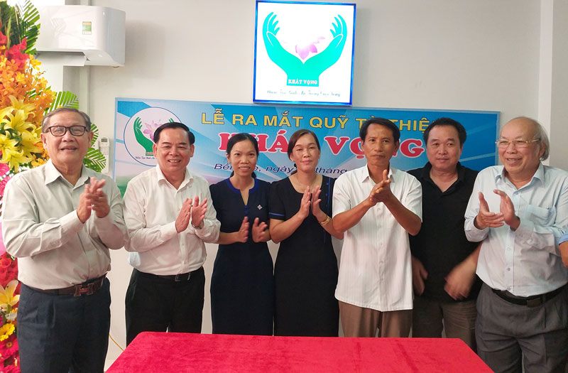 Ra mắt Quỹ từ thiện Khát Vọng Phó bí thư Tỉnh ủy Trần Ngọc Tam (thứ hai, từ trái sang) cùng các đại biểu và Hội đồng quản lý Quỹ Khát Vọng.