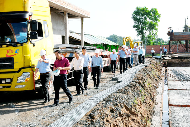 Ban Quản lý dự án Phát triển hạ tầng các khu công nghiệp đón nhận Huân chương Lao động hạng Nhì Đoàn công tác của tỉnh khảo sát các công trình xây dựng tại Khu công nghiệp Giao Long (Châu Thành). Ảnh: Hữu Hiệp