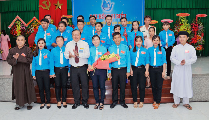 Đại hội Hội LHTN Việt Nam huyện Châu Thành, nhiệm kỳ 2019 - 2024 Ông Lê Quang Vịnh - Phó Bí thư thường trực Huyện ủy tặng hoa cho các thành viên Ủy ban Hội LHTNVN huyện Châu Thành, nhiệm kỳ 2019 -2024.