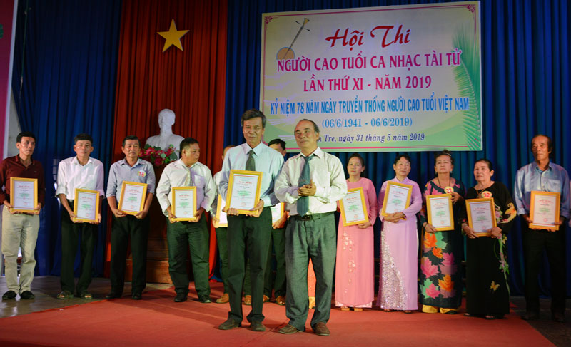 Ban tổ chức trao giải A cho thí sinh Đoàn Thanh Hùng.