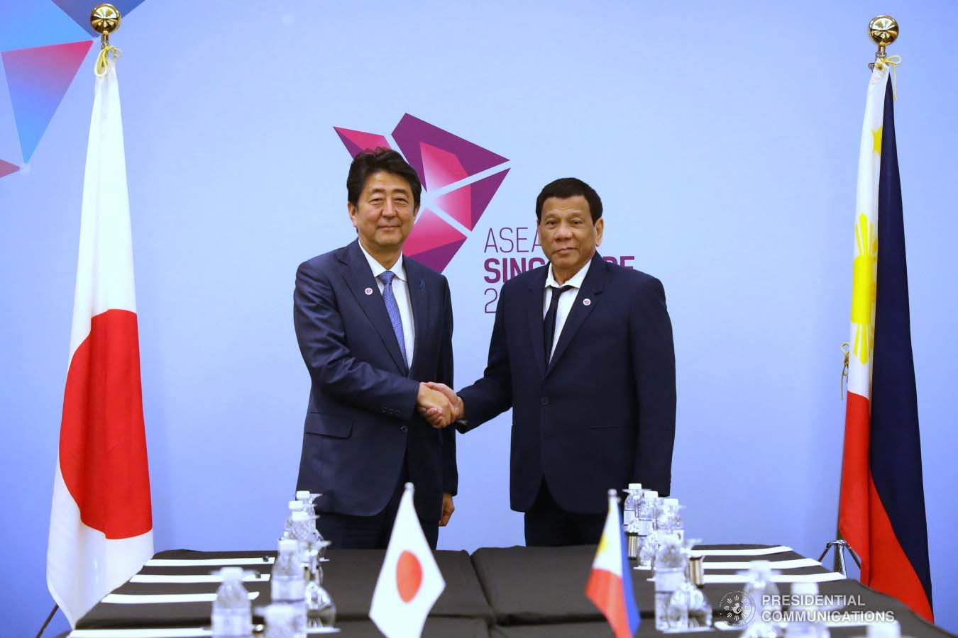 Tổng thống Philippines Rodrigo Duterte (phải) và Thủ tướng Nhật Bản Shinzo Abe(trái). Ảnh: mb.com.ph