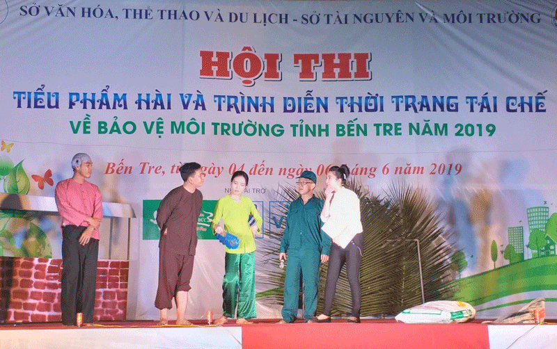 Thi tiểu phẩm hài và biểu diễn thời trang tái chế tuyên truyền bảo vệ ...