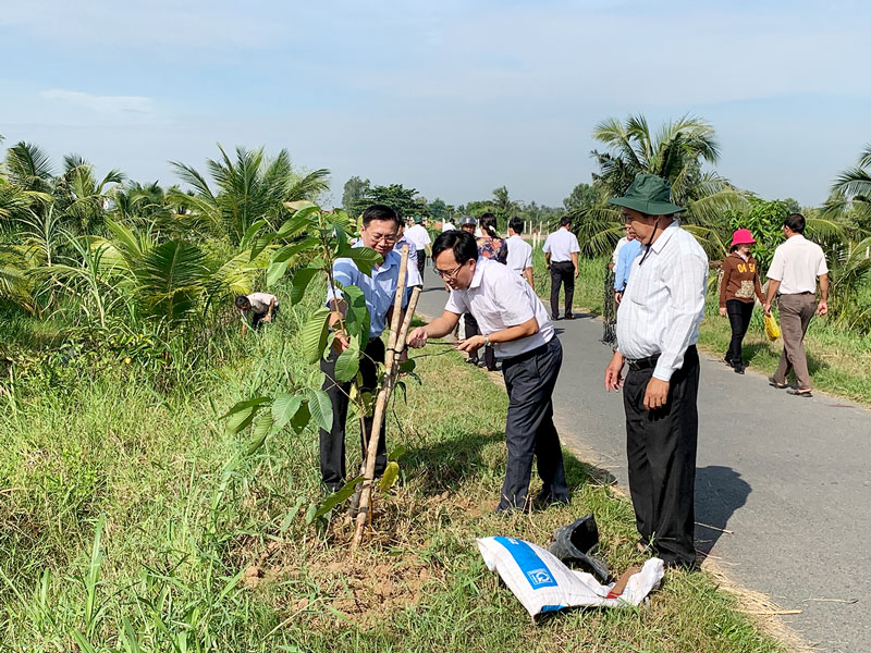 Các đại biểu tham gia thực hiện công trình “Hàng cây nông dân” năm 2019. Ảnh: Q.Hùng