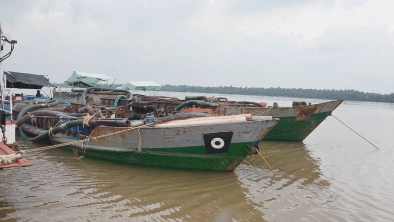 Bắt quả tang 3 tàu khai thác cát sông trái phép Các phương tiện bị tạm giữ.