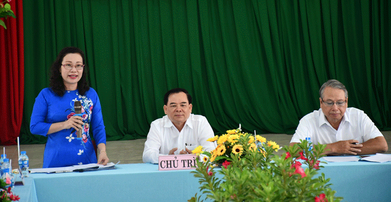Phó bí thư Tỉnh ủy Trần Ngọc Tam, Trưởng ban Tuyên giáo Tỉnh ủy Cao Văn Dũng, Hiệu trưởng Trường Chính trị Nguyễn Trúc Hạnh chủ trì buổi tọa đàm.