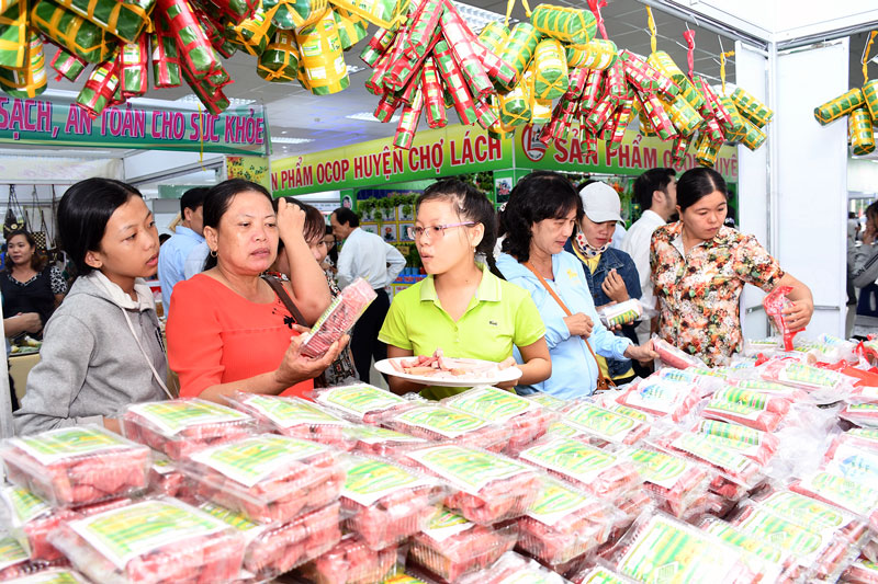 Gian hàng nem chả Trọng Nhân huyện Ba Tri. Ảnh: Hữu Hiệp