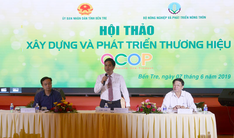 Chủ trì hội thảo trao đổi các vấn đề về thương hiệu sản phẩm.