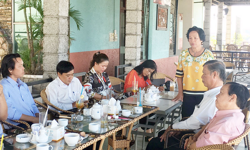 Khuyến khích doanh nghiệp đổi mới công nghệ Bà Lê Thị Bé phát biểu tại cà phê doanh nghiệp.