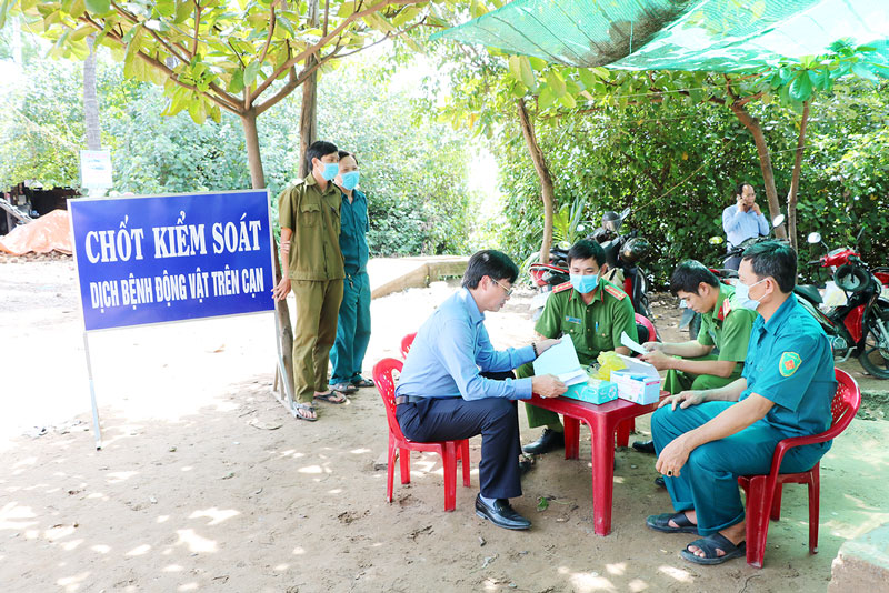 Lực lượng chức năng kiểm soát nghiêm ngặt dịch bệnh động vật trên cạn tại bến đò Bến Cát, xã Vang Quới Đông (Bình Đại). Ảnh: T.Thảo