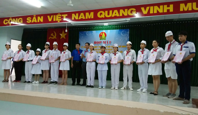 Điểm sáng trong học tập và làm theo gương Bác Huyện Đoàn Giồng Trôm tuyên dương “Cháu ngoan Bác Hồ”. Ảnh: H.Đoàn