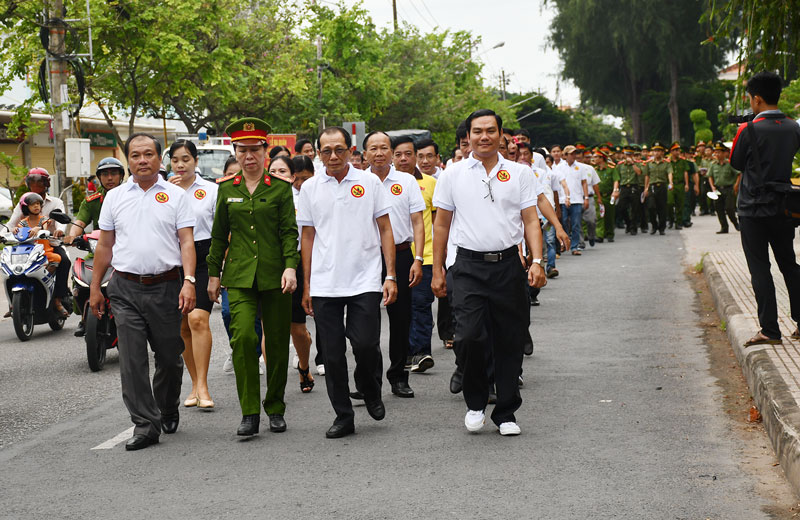 Các đại biểu tham dự mít-tinh đi bộ kêu gọi hành động “Đã uống rượu, bia - Không lái xe”.