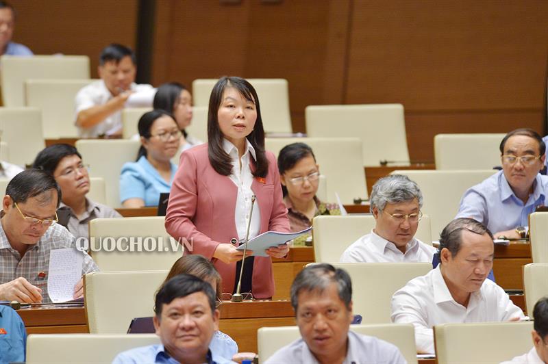 Quốc hội thảo luận Dự án Luật xuất cảnh, nhập cảnh của công dân Việt Nam Đại biểu Hà Thị Lan- Đoàn ĐBQH tỉnh Bắc Giang phát biểu.