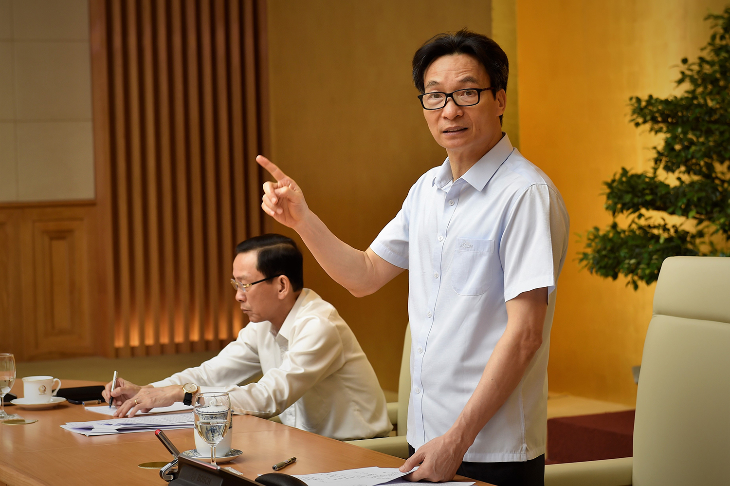Siết kỷ cương, kỷ luật công vụ trong thực hiện Nghị quyết 02 Phó thủ tướng Vũ Đức Đam cho rằng biện pháp tốt nhất để thực hiện Nghị quyết 02 là siết chặt kỷ cương, kỷ luật công vụ. Ảnh: VGP/Nhật Bắc