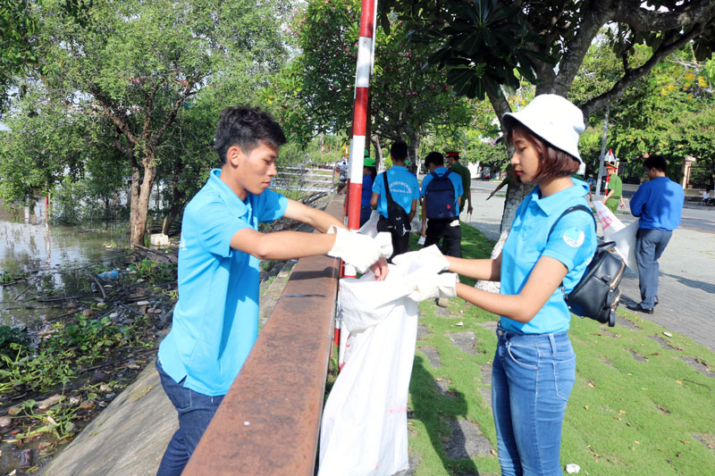 Lực lượng nhặt rác nhân ngày phát động hưởng ứng phong trào chống rác thải nhựa.