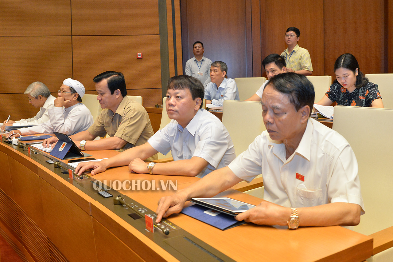 Quốc hội chính thức thông qua Luật Quản lý thuế (sửa đổi) Đại biểu Quốc hội bấm nút biểu quyết.