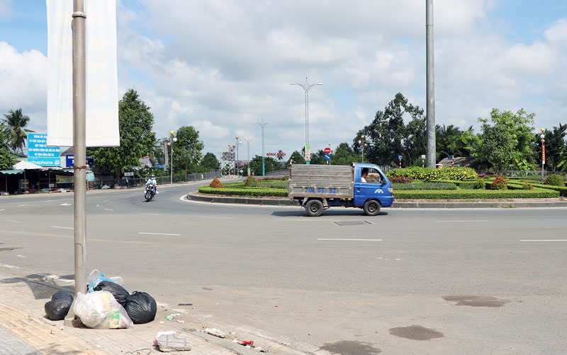 Một góc vòng xoay An Thuận, xã Mỹ Thạnh An thường xuyên bị người dân vứt rác bừa bãi, dù thùng rác chỉ cách đó 10m.