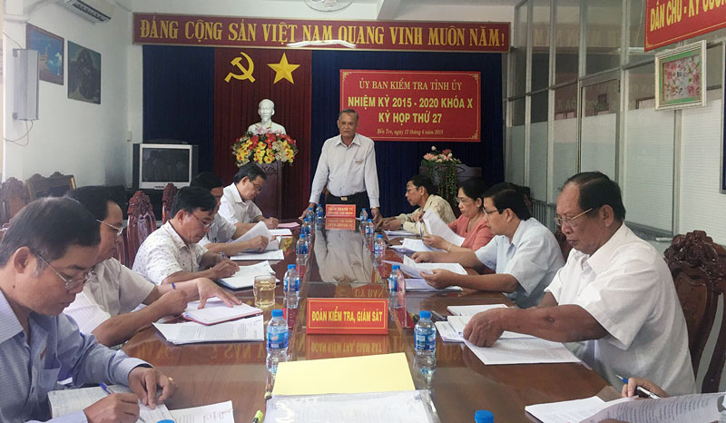 Chủ nhiệm Ủy ban Kiểm tra Tỉnh ủy Trần Thanh Vũ phát biểu tại kỳ họp. Ảnh: Trần Diệp