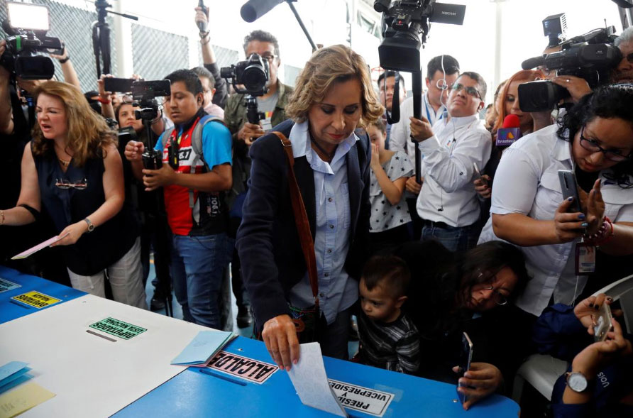 Ứng cử viên Sandra Torres, thuộc đảng Đoàn kết Quốc gia Hy vọng (UNE) bỏ phiếu tại một điểm bầu cử ở  Guatemala.
