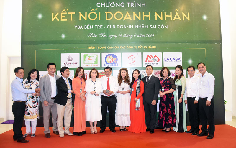 Ông Trương Duy Hải - nguyên Phó chủ tịch UBND tỉnh (thứ 5, trái sang) chụp hình với đội ngũ doanh nhân trẻ Bến Tre.