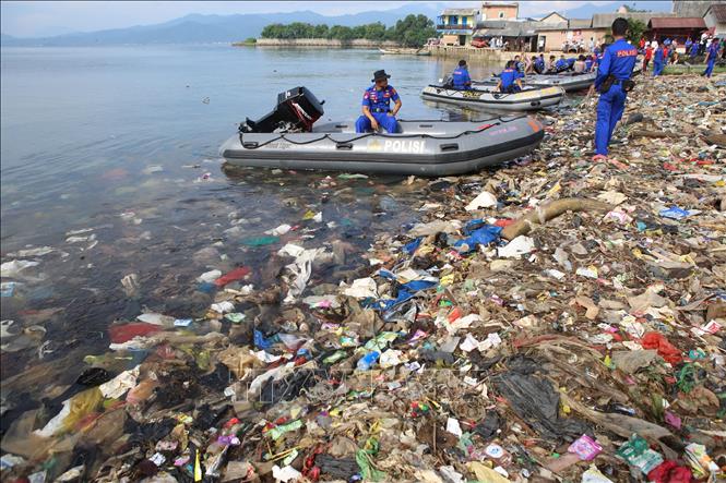 Thu dọn rác thải tại Vịnh Lampung, huyện Bumi Waras, thành phố Bandar Lampung, Indonesia ngày 21-2-2019. Ảnh: AFP/TTXVN