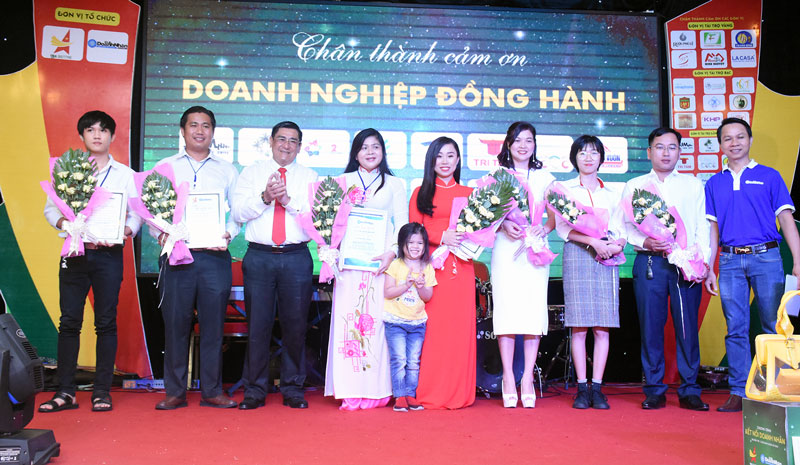 Ông Trương Duy Hải trao hoa và thư cảm ơn cho các doanh nhân tai gala dinner.