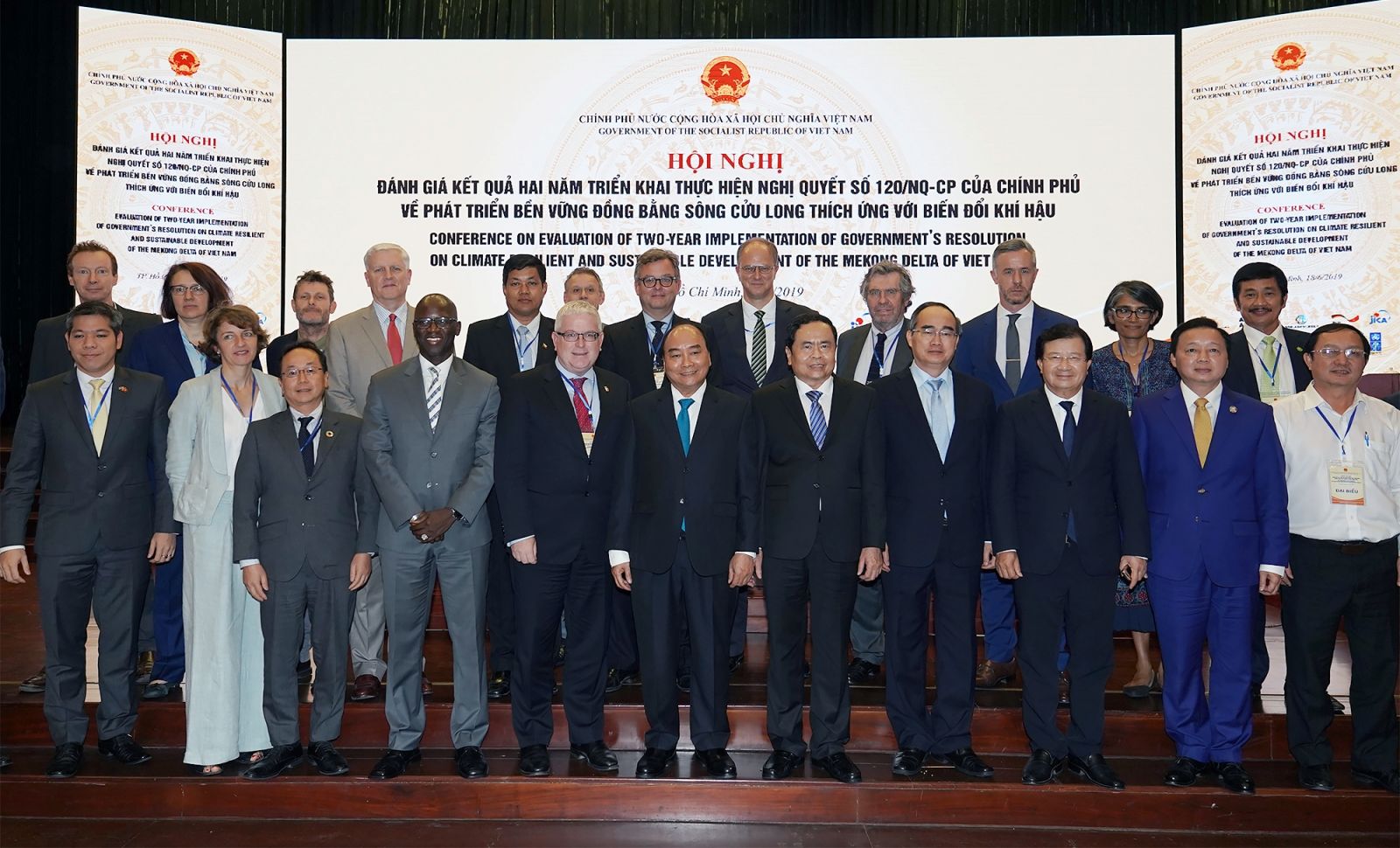 Thủ tướng Nguyễn Xuân Phúc và các đại biểu tham dự Hội nghị.