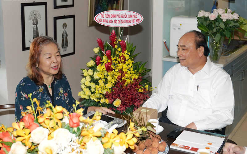 Thủ tướng thăm, chúc mừng các nhà báo lão thành tại TP. Hồ Chí Minh Thủ tướng tặng hoa bà Nguyễn Thị Hằng Nga- nguyên Chủ tịch Hội Nhà báo TPHCM.