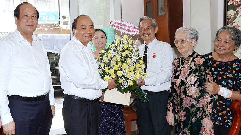Thủ tướng thăm, chúc mừng các nhà báo lão thành tại TP. Hồ Chí Minh Thủ tướng Nguyễn Xuân Phúc thăm hỏi, tặng hoa ông Nguyễn Trọng Xuất.