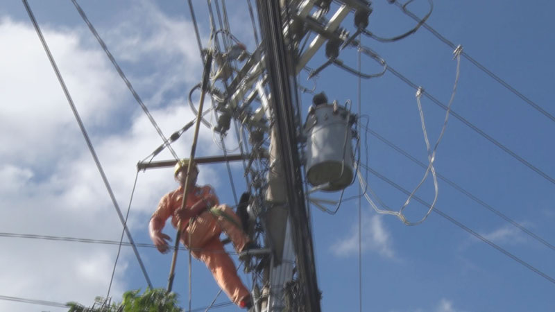Lực lượng điện lực khắc phục thiệt hại lưới điện do bão.