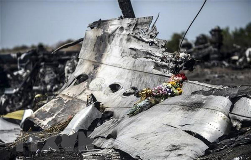 Vụ rơi máy bay MH17: Nga bác bỏ kết luận của Nhóm Điều tra quốc tế Hiện trường vụ rơi máy bay MH17 gần làng Hrabove, khu vực Donetsk, Ukraine. (Nguồn: AFP/TTXVN)
