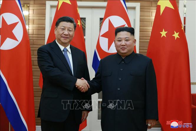 Ngày 20-6-2019, Chủ tịch Trung Quốc Tập Cận Bình (trái) và nhà lãnh đạo Triều Tiên Kim Jong-un (phải) nhất trí phối hợp với nhau để tạo ra tương lai tươi sáng cho các quan hệ giữa hai đảng và hai nhà nước. Ảnh: Yonhap/ TTXVN