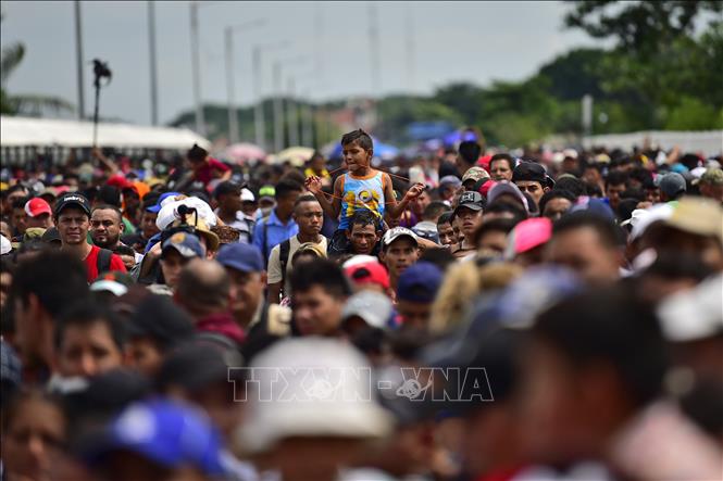 Người di cư trong hành trình tới Mỹ tại cây cầu biên giới Guatemala-Mexico ở Ciudad Hidalgo, bang Chiapas, Mexico, ngày 19-10-2018. Ảnh: AFP/TTXVN