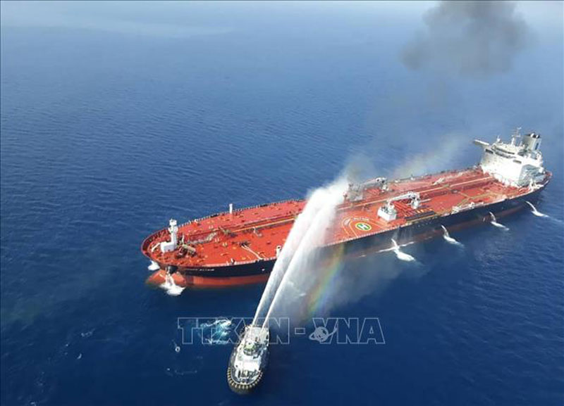 Tàu chở dầu Front Altair của hãng tàu biển Frontline của Na Uy, tại Vịnh Oman ngày 13-6-2019 bị cháy, bị Mỹ cáo buộc do Iran tiến hành. Ảnh: AFP/TTXVN
