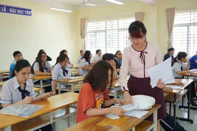 Nếu làm bài xong trước giờ thi, thí sinh nên ngồi lại đến khi hết giờ thi và đọc lại bài. Ảnh: Đ.P