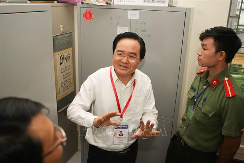 Chuẩn bị kỹ lưỡng để đón thí sinh làm thủ tục dự thi THPT quốc gia 2019 Sáng 24-6-2019, Bộ trưởng Bộ Giáo dục và Đào tạo Phùng Xuân Nhạ cùng đoàn công tác đến kiểm tra công tác chuẩn bị Kỳ thi THPT Quốc gia 2019 tại huyện Hoài Đức (Hà Nội). Ảnh: Thanh Tùng/TTXVN