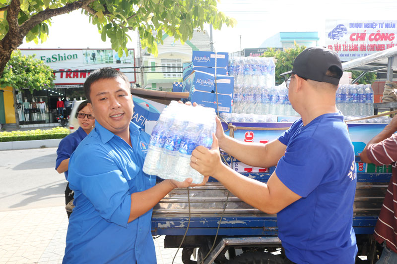 Ban coi thi các điểm thi đã bắt đầu làm việc Lực lượng tình nguyện tại điểm thi Bến Tre 2 chuẩn bị nước để tiếp sức cho các thi sinh