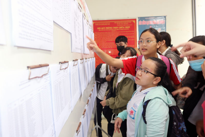 Chung tay đảm bảo kỳ thi an toàn, nghiêm túc Thí sinh tại điểm thi Trường THPT Nguyễn Đình Chiểu rà soát lại thông tin trước khi vào môn thi đầu tiên.